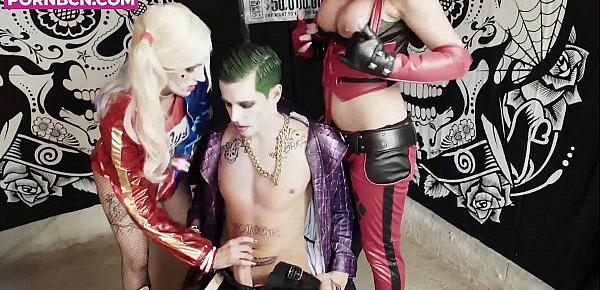 Cosplay trio de dos Harley Quinn lesbianas follando hardcore con un Joker con polla enorme. Porno español en 4K by PORNBCN. | Alberto Blanco Estefani Tarrago DAisy Smile | españolas tetas grandes spanish latina latinas latino